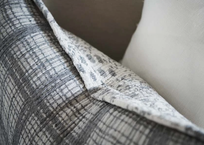 Swirl Throw - Ink/White: Eadie Lifestyle